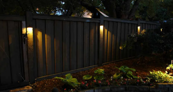 Pagar dengan aksen lampu taman